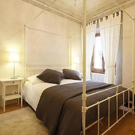 Boboli Frescoes Apartman *